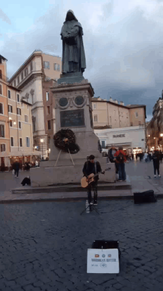 ROMA,  CAMPO DE’ FIORI,  MORDIGAN RITTER   [PERFORMANCE MUSICALE DEL  16/03/2025;  VIDEO DI WALTER GALASSO]