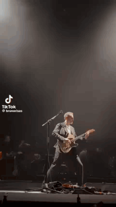 ROMA,  BRUNORI SAS  SUONA  “MASTER OF PUPPETS”, DEI METALLICA.  DUE INTERPRETAZIONI   -NAM MILANO,  GQ-  DEL BRANO  (SULLA DROGA)   [1  VIDEO]