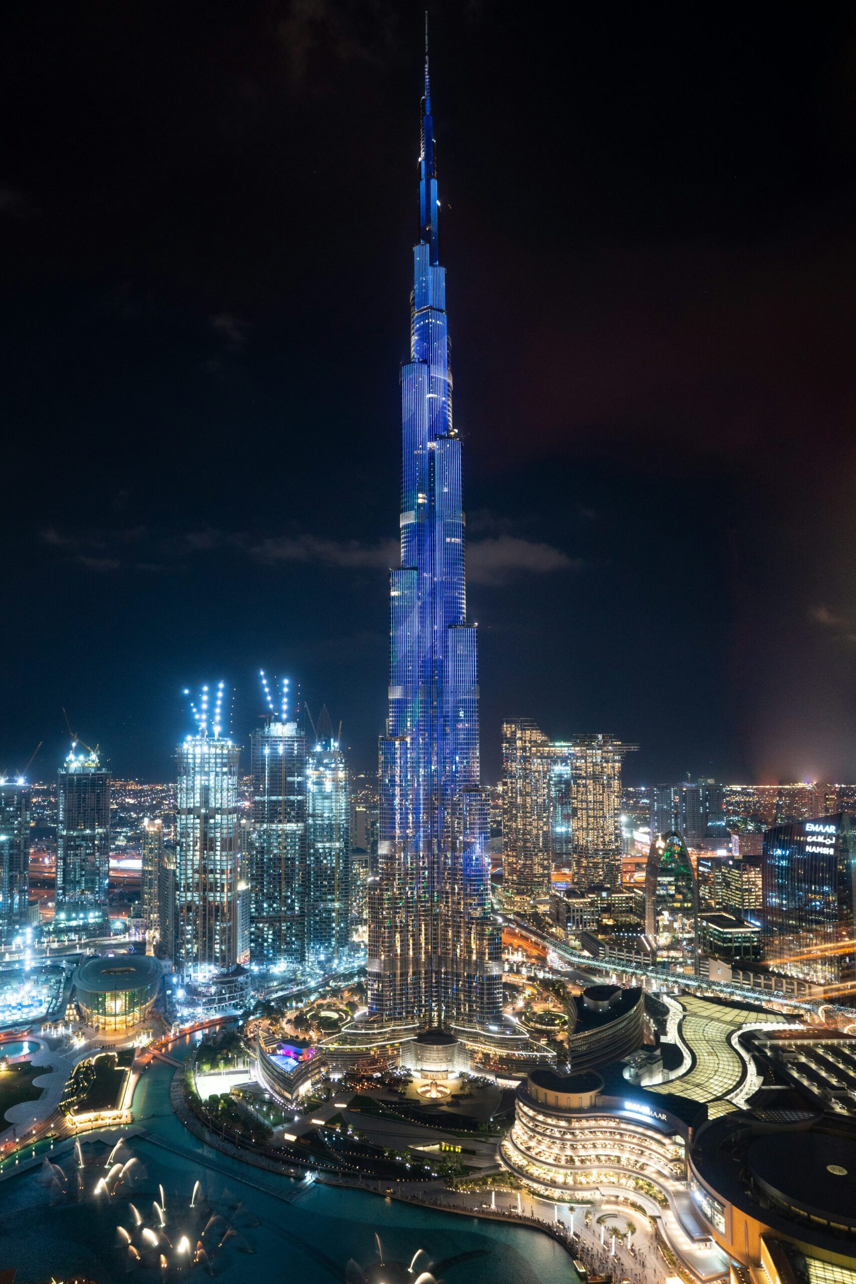 PRIME VISUALIZZAZIONI DAGLI  EMIRATI ARABI UNITI  (DUBAI,  SHARJA)   [IN EVIDENZA  L’IMMAGINE, AD ALTA RISOLUZIONE,  DEL “BURJ  KHALIFA”,  IL GRATTACIELO PIÙ ALTO DEL MONDO]