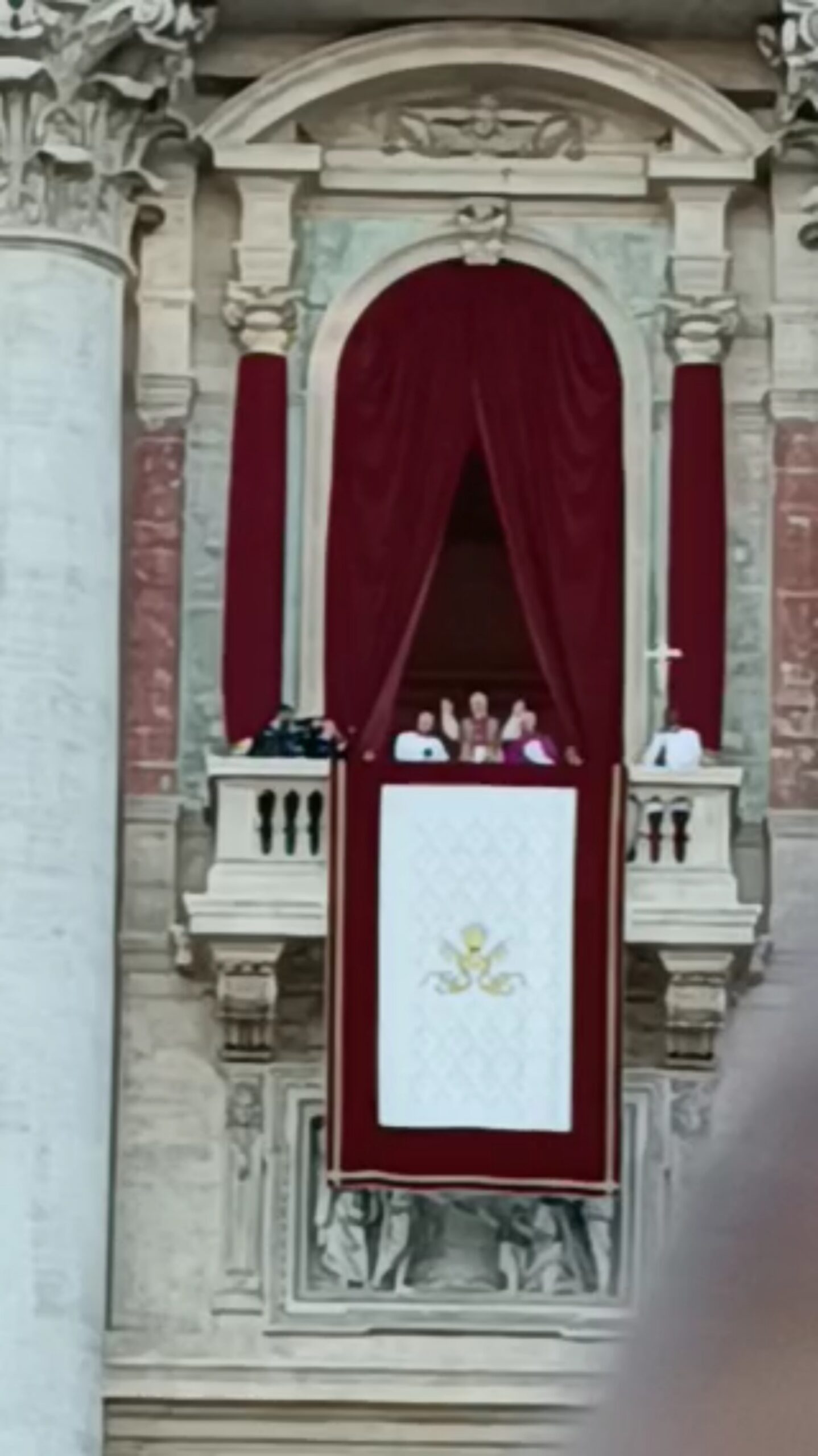“LA PACE…”   [COVER  39;  STATO DELLA CITTÀ DEL VATICANO,  PIAZZA SAN PIETRO,  08-05-2025;  VIDEO DI  WALTER GALASSO]