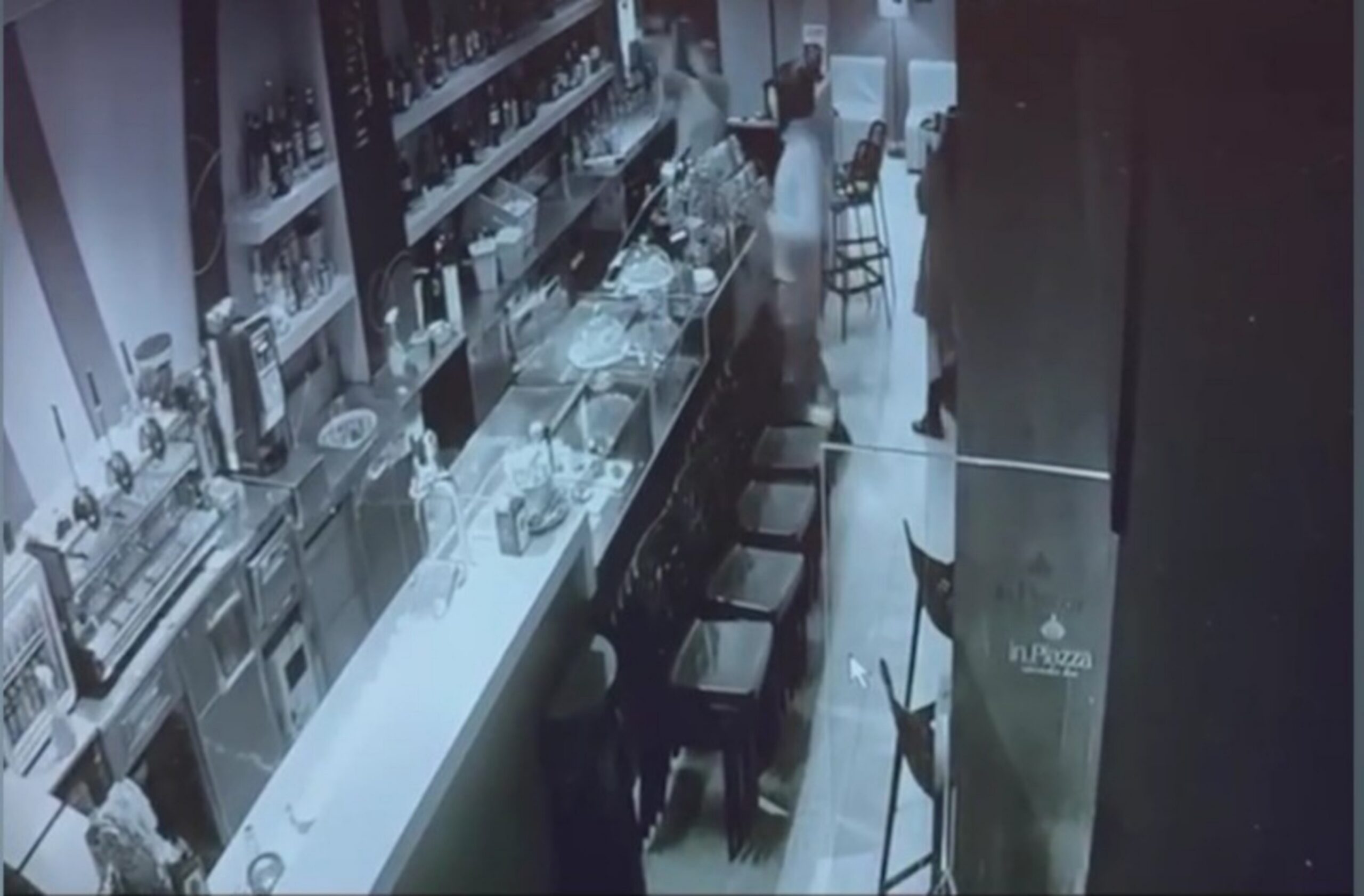 CORAGGIOSO TITOLARE DI UN BAR  -INCOLUME-  REAGISCE CON UNA SCOPA  A UN RAPINATORE ARMATO DI PISTOLA   [Comune:  SALERNO;  giornali:  “JUORNO.IT”,  “FANPAGE.IT”;  LINK  degli articoli;  1  VIDEO]