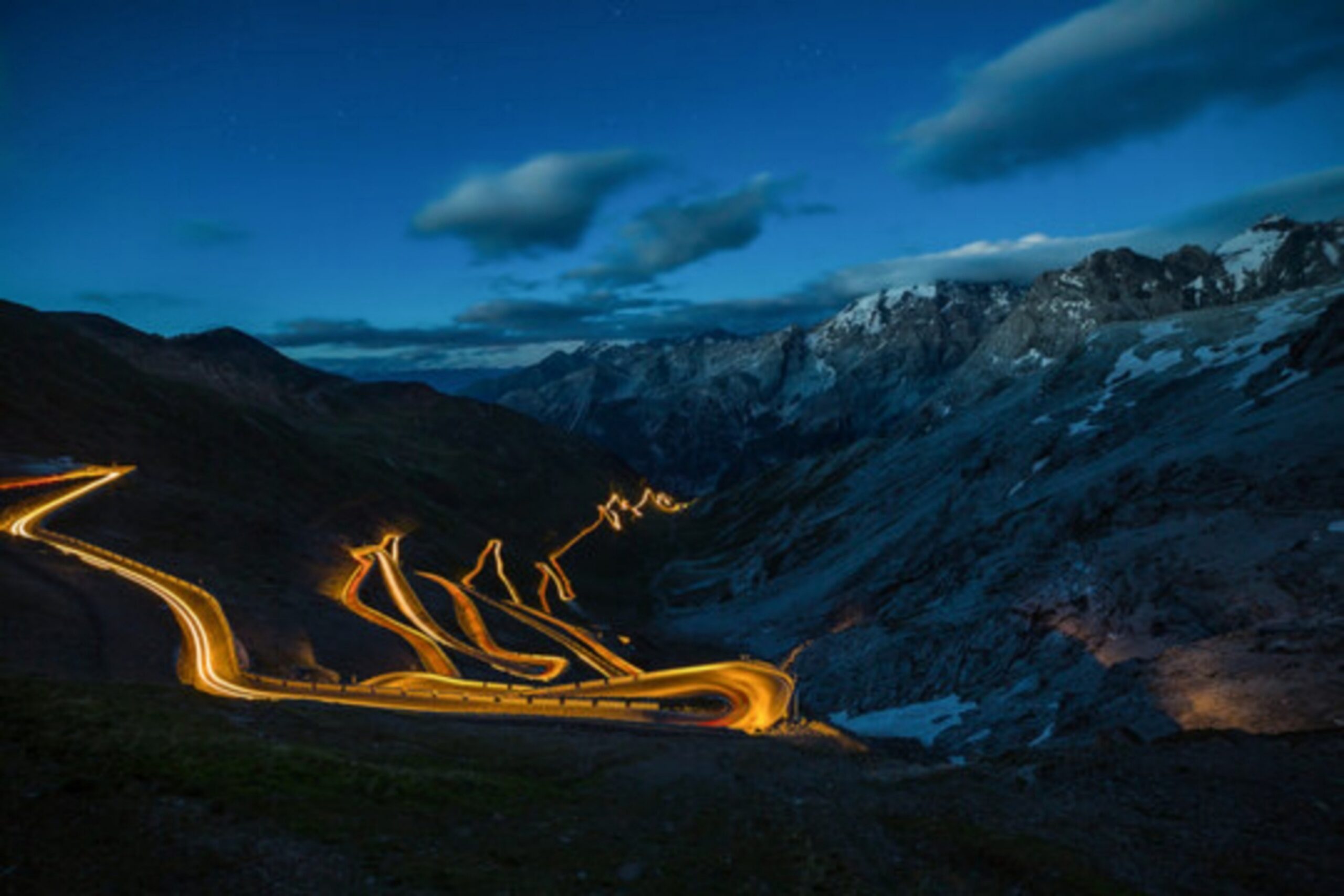 COMPLEANNO PASSO DELLO STELVIO – 3  /  MILANO MENTELOCALE:  “UNA DELLE PIÙ BELLE STRADE DI MONTAGNA AL MONDO”   [LINK ARTICOLO]