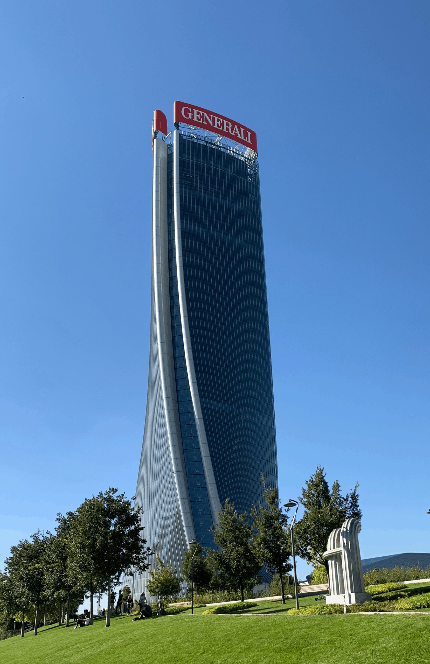 MILANO,  AREA TRE TORRI,  QUARTIERE FUTURISTA CITYLIFE,  GRATTACIELO TORRE HADID  (LO STORTO),  192 METRI E 44 PIANI,  HEADQUARTER DI “ASSICURAZIONI GENERALI”:  COLLASSA L’INSEGNA APICALE -ALTA 15 METRI-, SULLA FACCIATA EST   [1  VIDEO,  “CORRIERE DELLA SERA”]