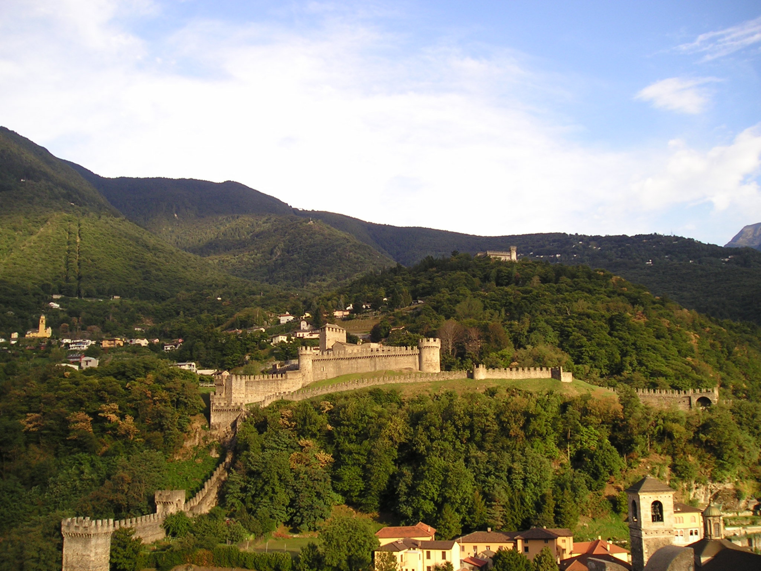 UN SALUTO AI CASTELLI DI BELLINZONA,  PATRIMONIO DELL’UMANITÀ UNESCO / NUOVE VISUALIZZAZIONI DALLA SVIZZERA
