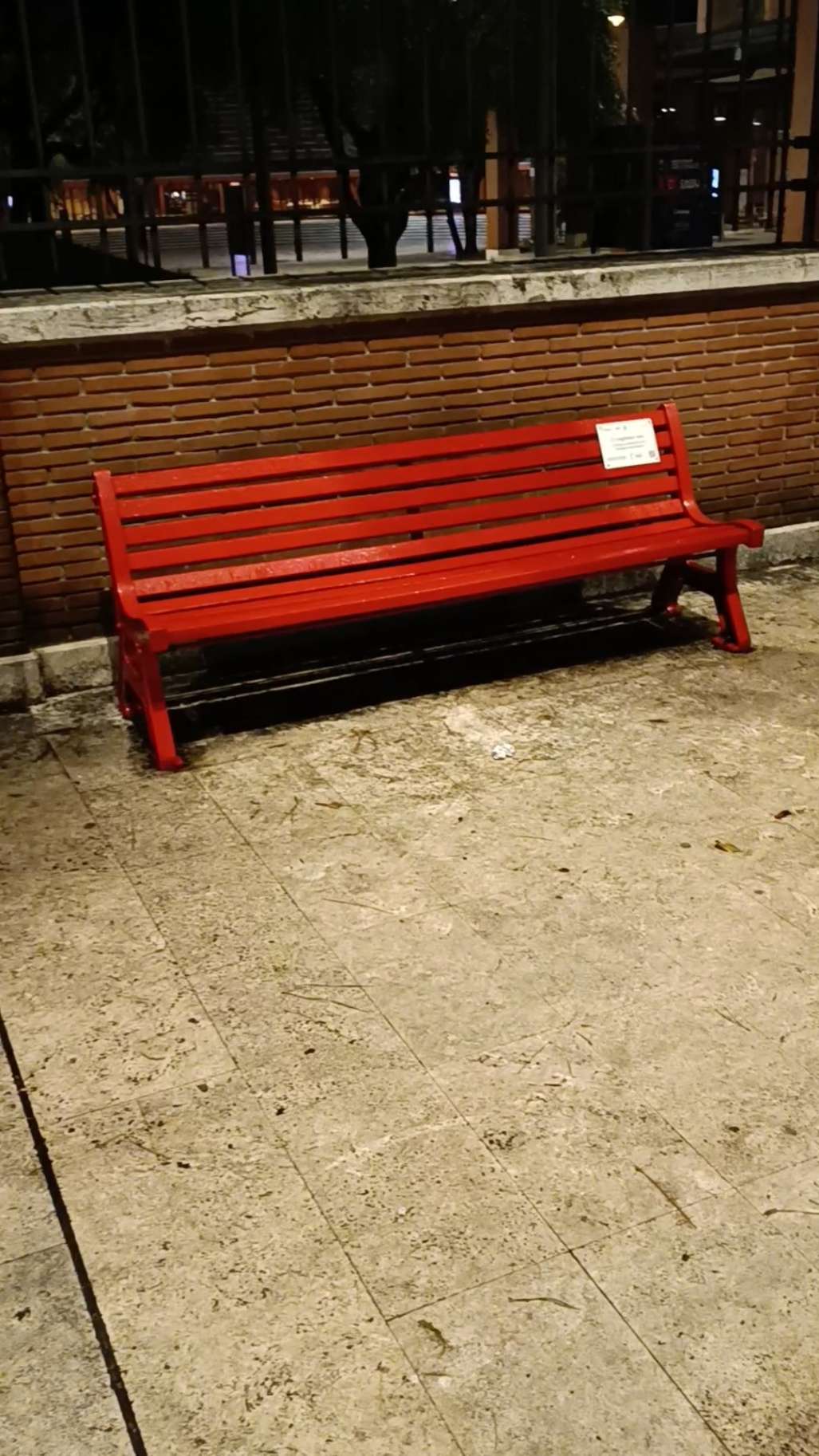 LA PANCHINA ROSSA ALL’ INGRESSO DELL’ AUDITORIUM PARCO DELLA MUSICA   [ROMA;&nbsp; VIDEO DI WALTER GALASSO]