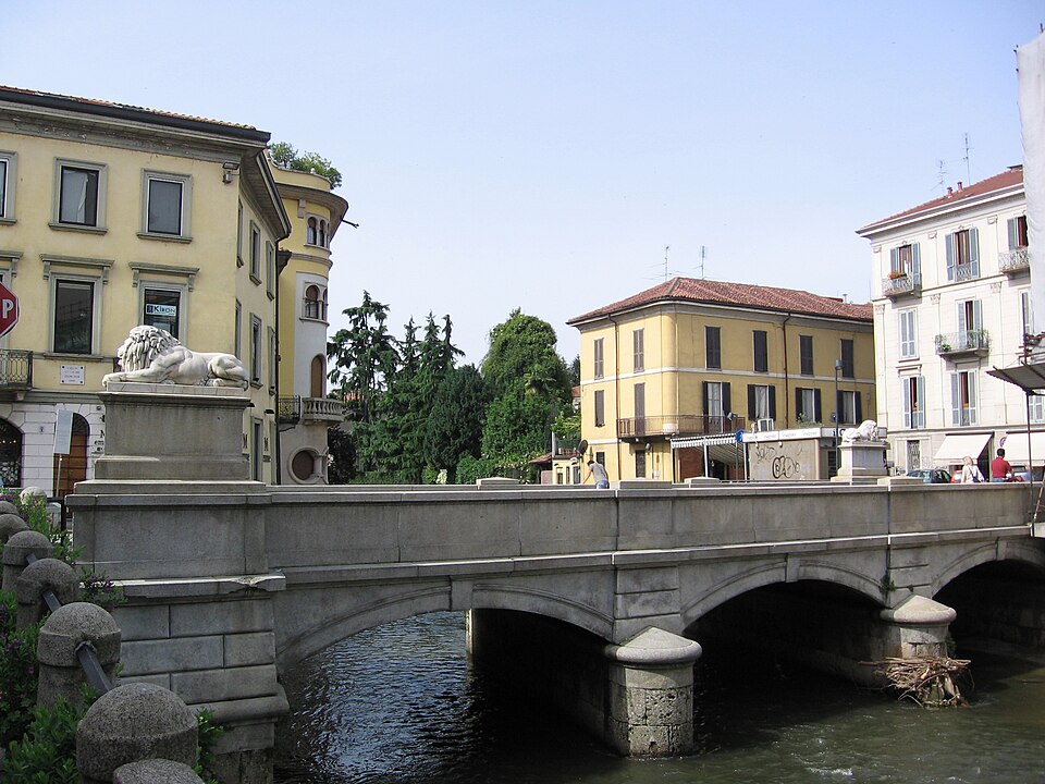 PONTE DEI LEONI. UN ‘LEÓN’ VANDALIZZATO RIDIVENTA, GRAZIE ALLA CULTURA DI MONZA, “CIAR COM’EL LÀMBER”