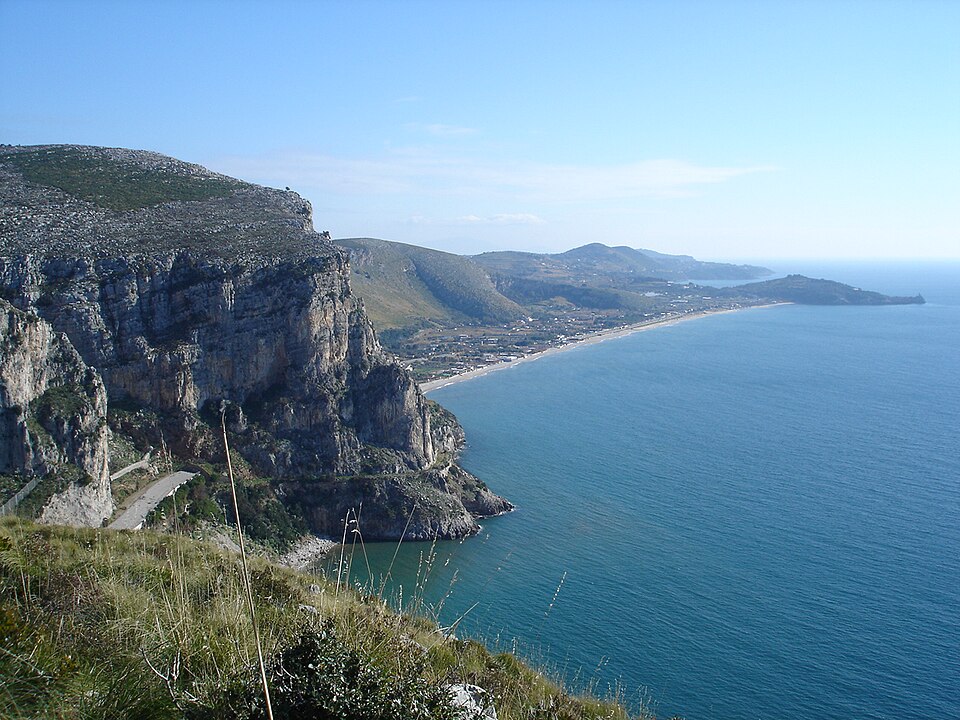RIVIERA DI ULISSE, GAETA, IL MARE ACQUIETA UN PADRONCINO DI FURGONE&nbsp;&nbsp; [ENCICLOPEDIA DI BOZZETTI / 73]