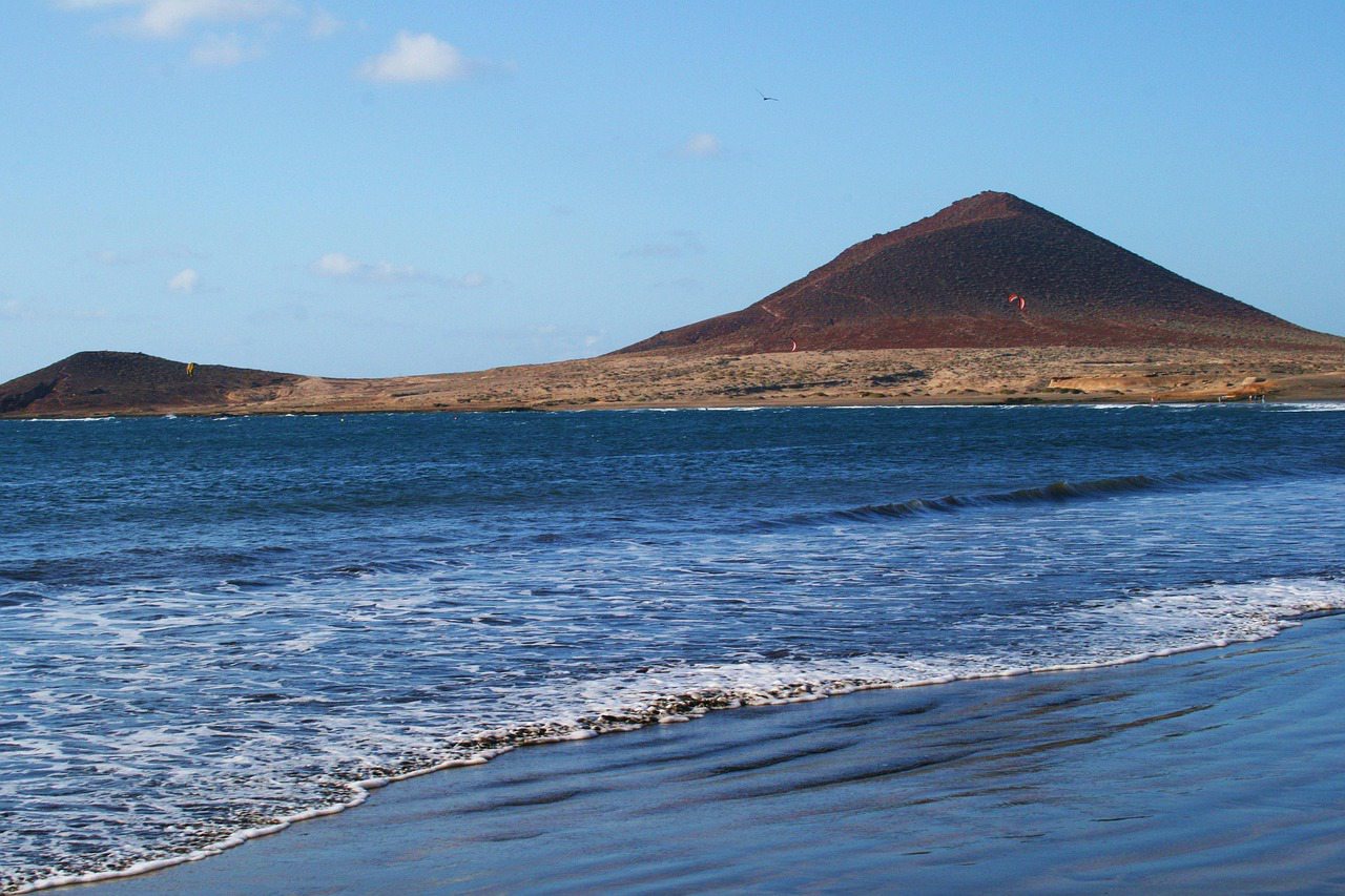 “Hello all, I’m a local citizen worried about the ecological effects of jet skiing around southern Tenerife…”&nbsp;&nbsp; [LETTERA; IMAGE: TENERIFE, EL MEDANO]