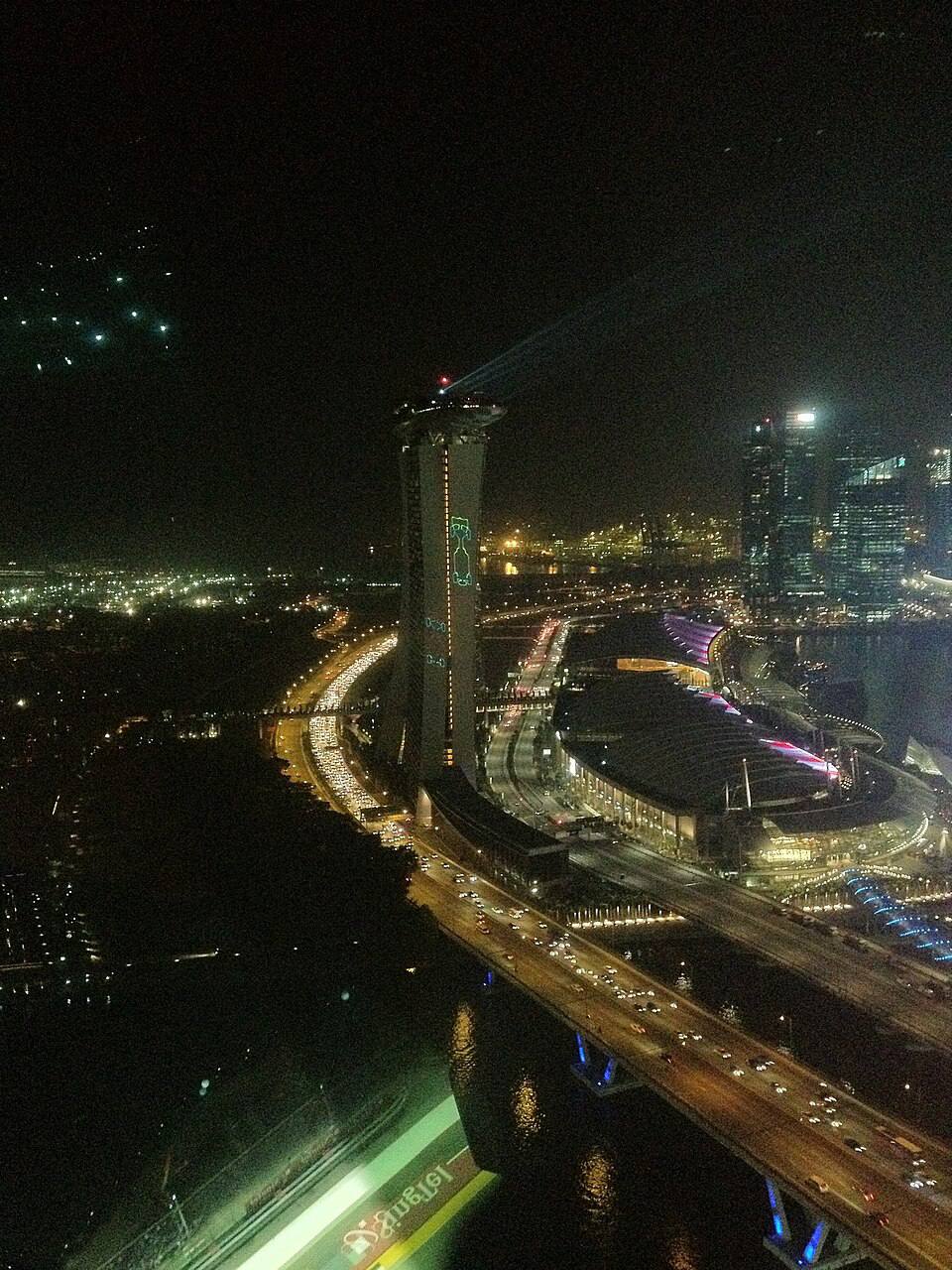 XXV SINGAPORE AIRLINES SINGAPORE GRAND PRIX, FIREWORKS IN SKYLINE QUANDO VERSTAPPEN TRIONFA   [THE STRAITS TIMES, LINK]